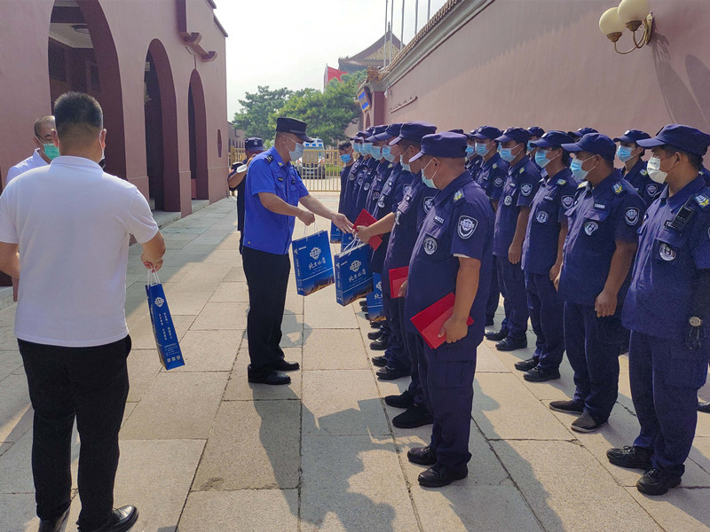 北京銀盾保安公司駐天安門城管分局保安隊(duì)召開2022年上半年表彰大會(huì)