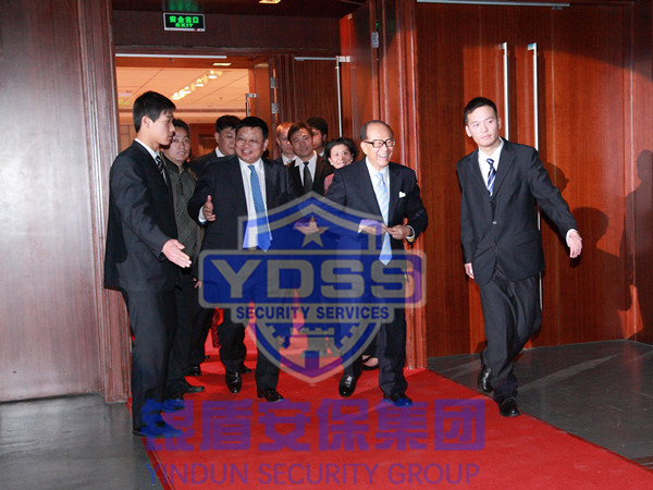 長江商學(xué)院十周年慶典銀盾安保集團(tuán)特勤隊(duì)員為李嘉誠做安全隨衛(wèi)工作