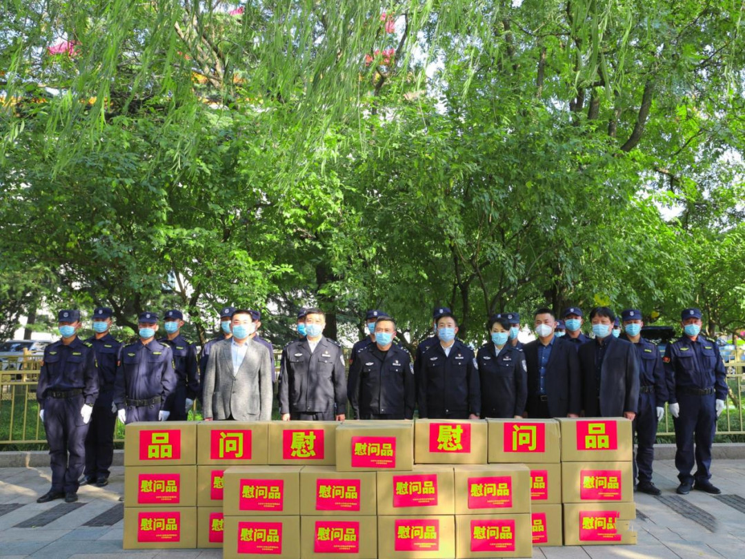 北京市公安局治安管理總隊領(lǐng)導(dǎo)和北京市公安局天安門地區(qū)分局領(lǐng)導(dǎo)慰問天安門一線保安員 北京市公安局治安管理總隊慰問天安門一線保安員