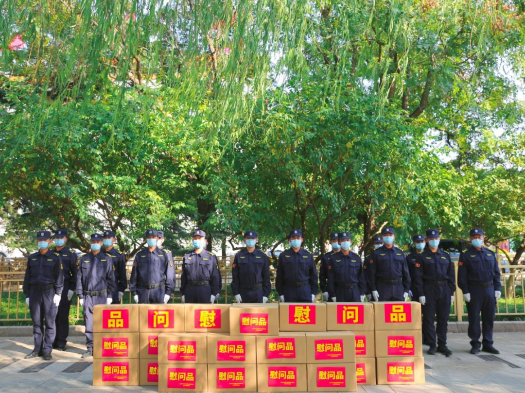 北京市公安局治安管理總隊領(lǐng)導(dǎo)和北京市公安局天安門地區(qū)分局領(lǐng)導(dǎo)慰問天安門一線保安員 北京市公安局治安管理總隊慰問天安門一線保安員