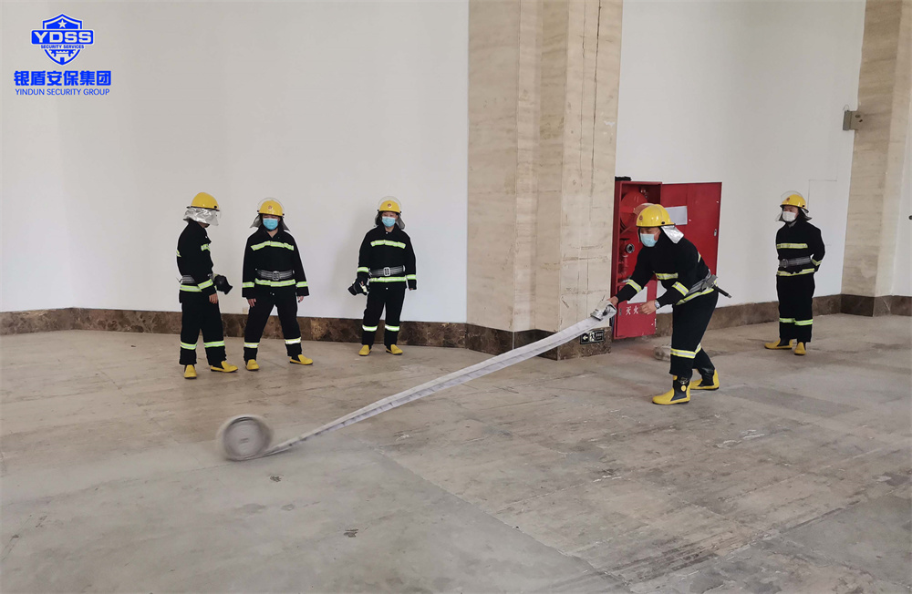 北京銀盾保安公司組織開展消防處突演練活動 開展消防處突演練活動的銀盾安保隊(duì)員們