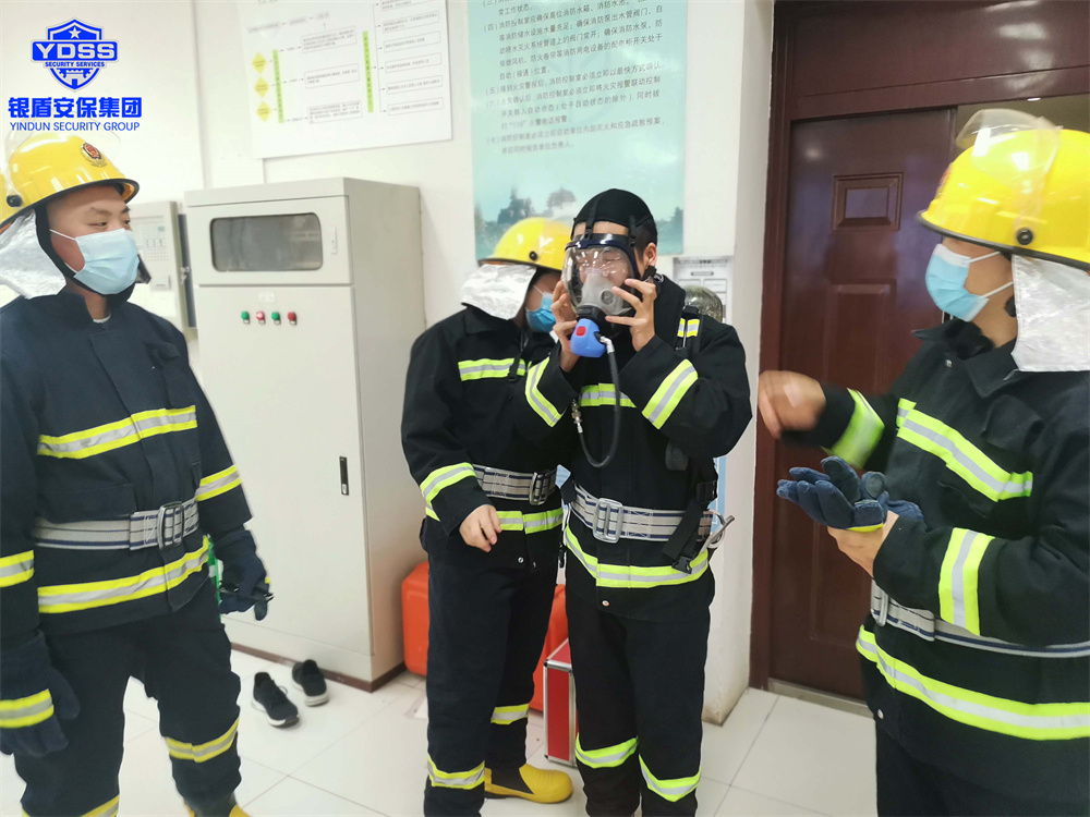北京銀盾保安公司組織開展消防處突演練活動 開展消防處突演練活動的銀盾安保隊(duì)員們