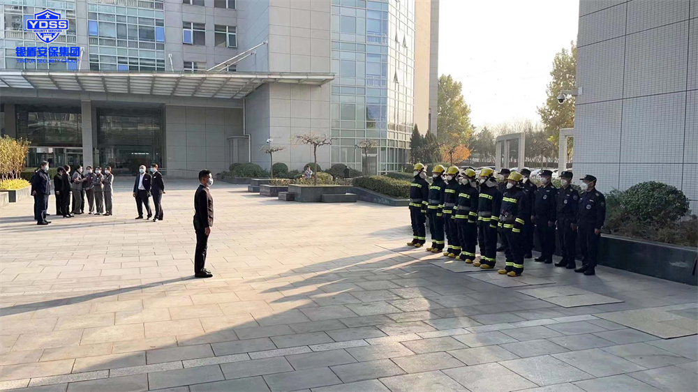 北京銀盾保安公司組織開展消防處突演練活動 開展消防處突演練活動的銀盾安保隊(duì)員們