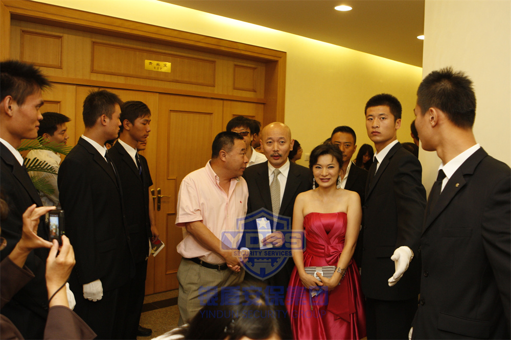 銀盾安保明星護(hù)衛(wèi) 銀盾安保公司特勤人員為中國(guó)著名影視演員提供安全隨衛(wèi)服務(wù)