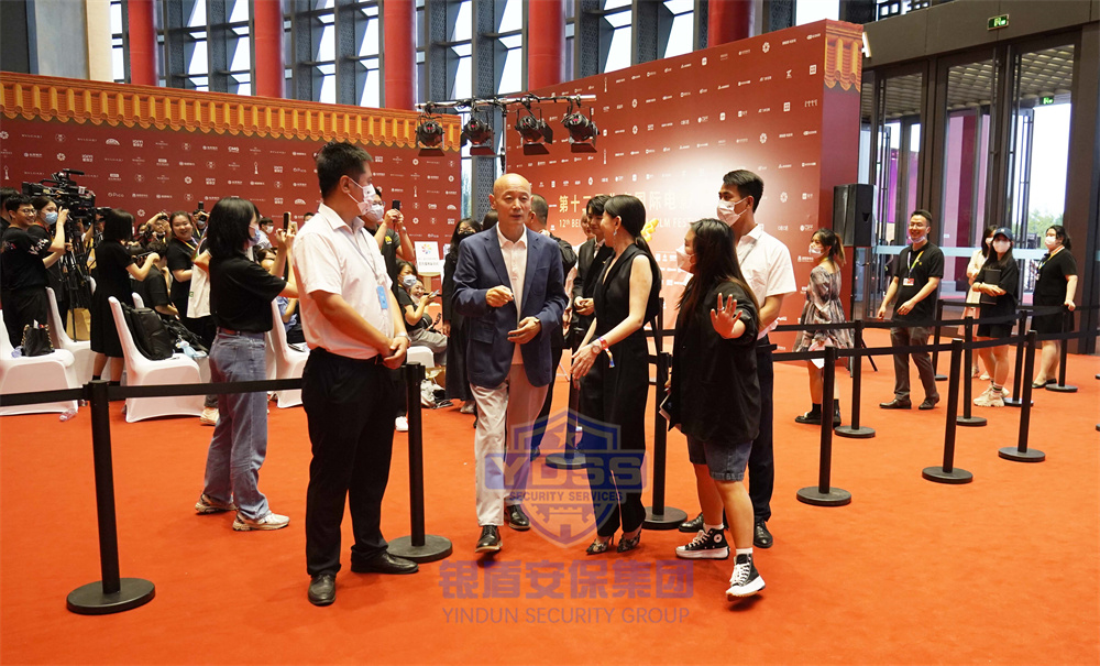 銀盾安保明星護(hù)衛(wèi) 銀盾安保公司特勤人員為中國(guó)著名影視演員提供安全隨衛(wèi)服務(wù)