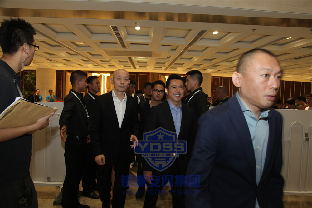 銀盾安保明星護(hù)衛(wèi) 銀盾安保公司特勤人員為中國(guó)著名影視演員提供安全隨衛(wèi)服務(wù)