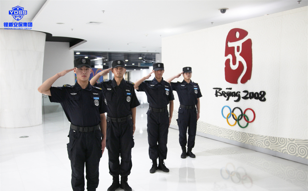 北京國(guó)防科大研制出我國(guó)首款智能安保服務(wù)機(jī)器人