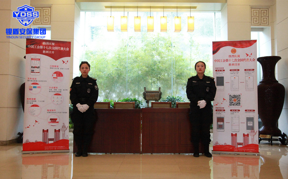 門(mén)衛(wèi)值班保安隊(duì)員寫(xiě)值班記錄北京保安工作