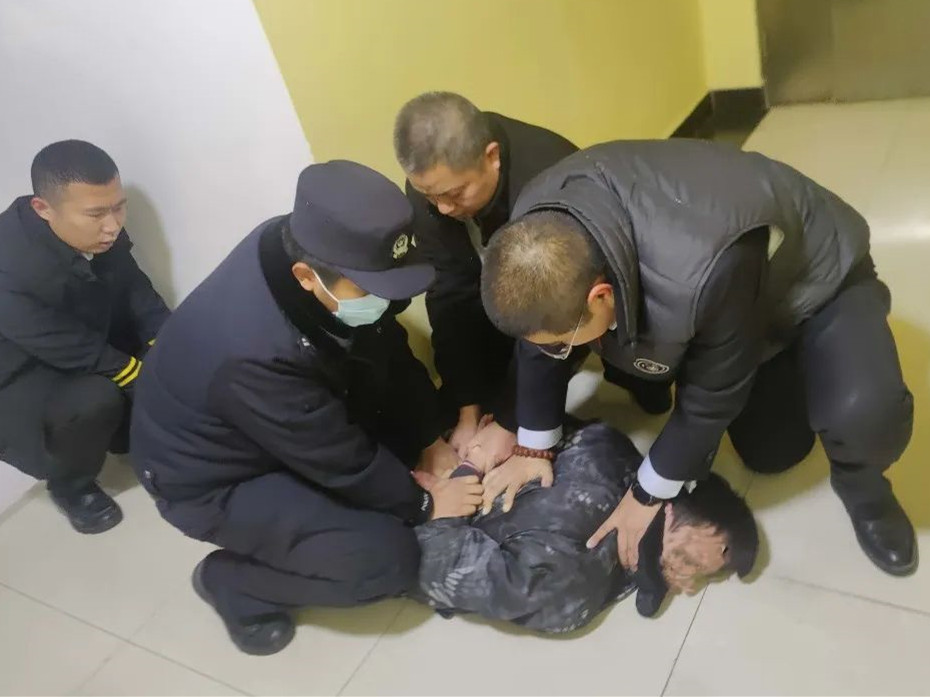 銀盾保安駐歌華大廈保安隊協(xié)助公安機關(guān)抓獲犯罪嫌疑人